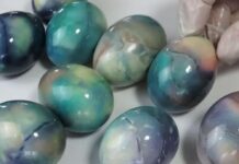 Ovoj tehnici farbanja jaja ćete se vraćati svake godine: Zabavite se sa mališanima i napravite mala remek-dela