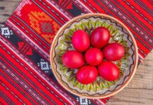 Farbanje jaja mlevenom paprikom se izvodi brzo i lako: Prirodan metod za najlepšu crvenu boju u uskršnjoj korpici